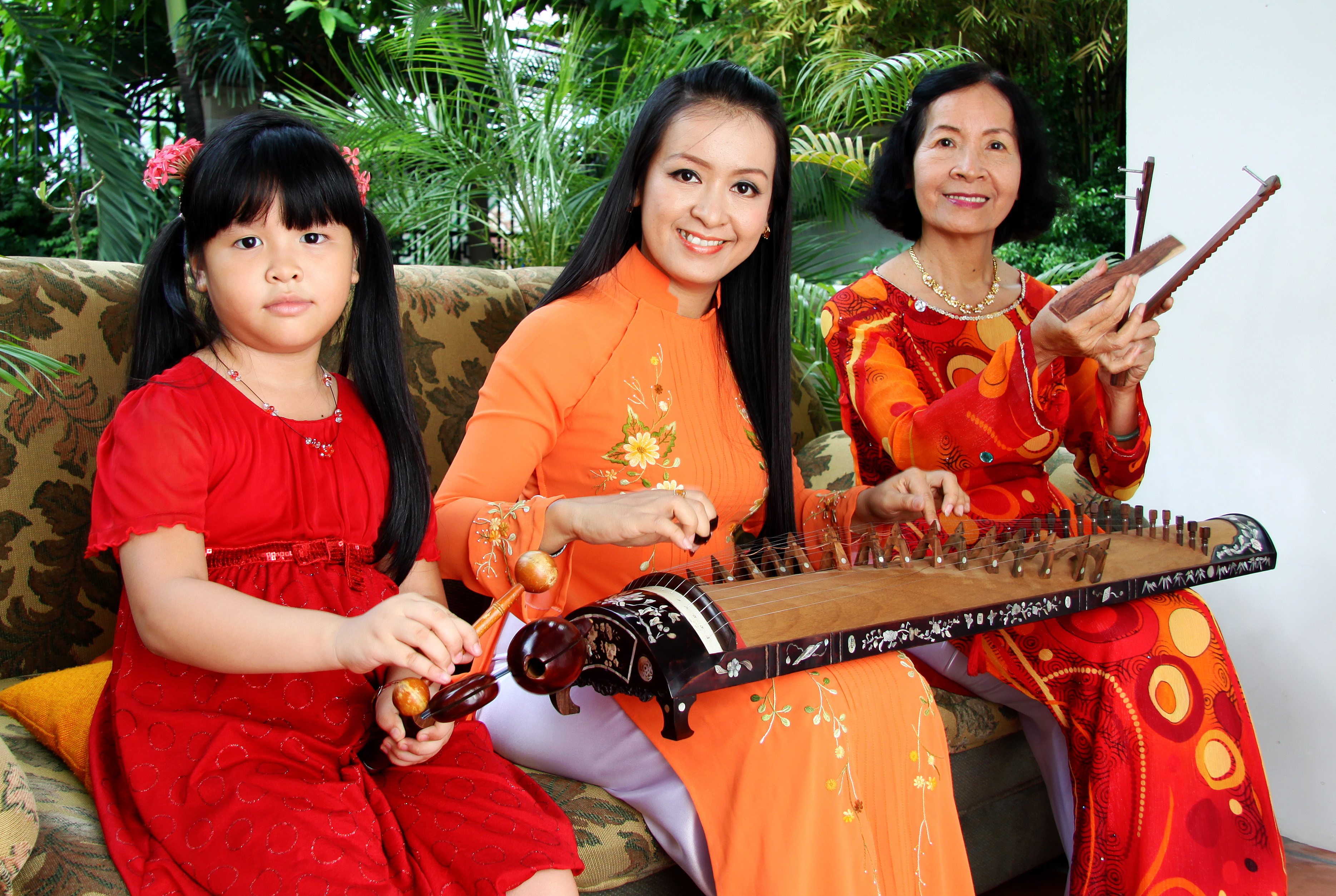 Tiếp tục con đường kế nghiệp mẹ (phải), nghệ sĩ đàn tranh Hải Phượng (giữa) hướng cho cô con gái tròn 11 tuổi của mình theo học đàn tranh Ảnh: Nguyễn Á