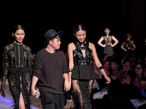 Nh&agrave; thiết kế L&yacute; Gi&aacute;m Tiền g&acirc;y ấn tượng mạnh với kh&aacute;n giả New York trong chương tr&igrave;nh New York couture fashion week