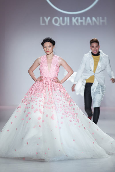 L&yacute; Qu&yacute; Kh&aacute;nh v&agrave; mẫu thiết kế ở New York Fashion Week