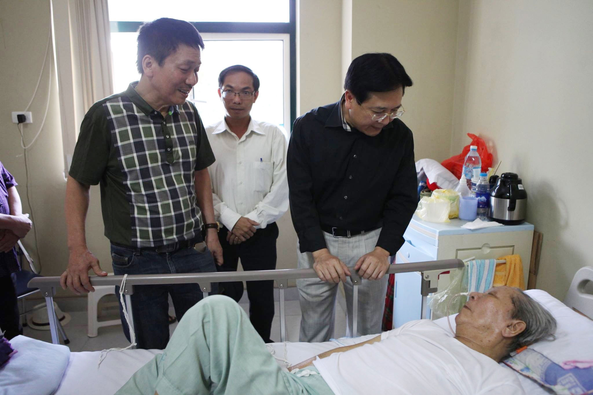 Thứ trưởng Vương Duy Biên và nhạc sĩ Phú Quang thăm hỏi nhạc sĩ Hoàng Vân
Ảnh:
MINH ƯỚC