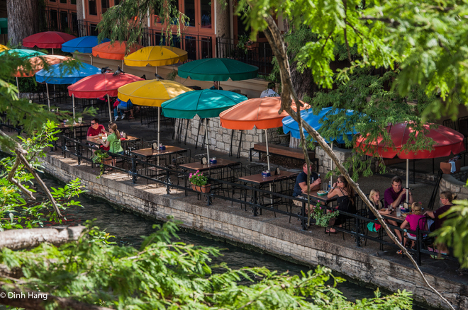 Khung cảnh dọc bờ s&ocirc;ng ở San Antonio, Texas, v&agrave;o một buổi chiều.