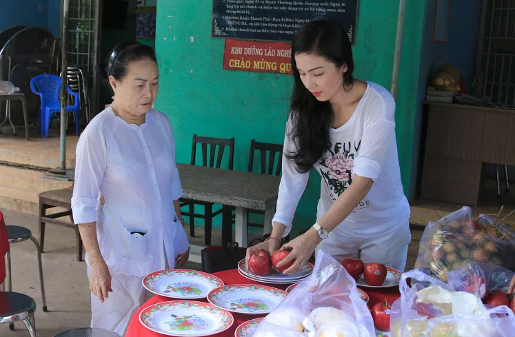 Diễn vi&ecirc;n Việt Trinh x&acirc;y lại bếp ăn cho Trung t&acirc;m Dưỡng l&atilde;o Nghệ sĩ TP HCM trong chương tr&igrave;nh &ldquo;Tổ ấm hạnh ph&uacute;c&rdquo;. (Ảnh do chương tr&igrave;nh cung cấp)