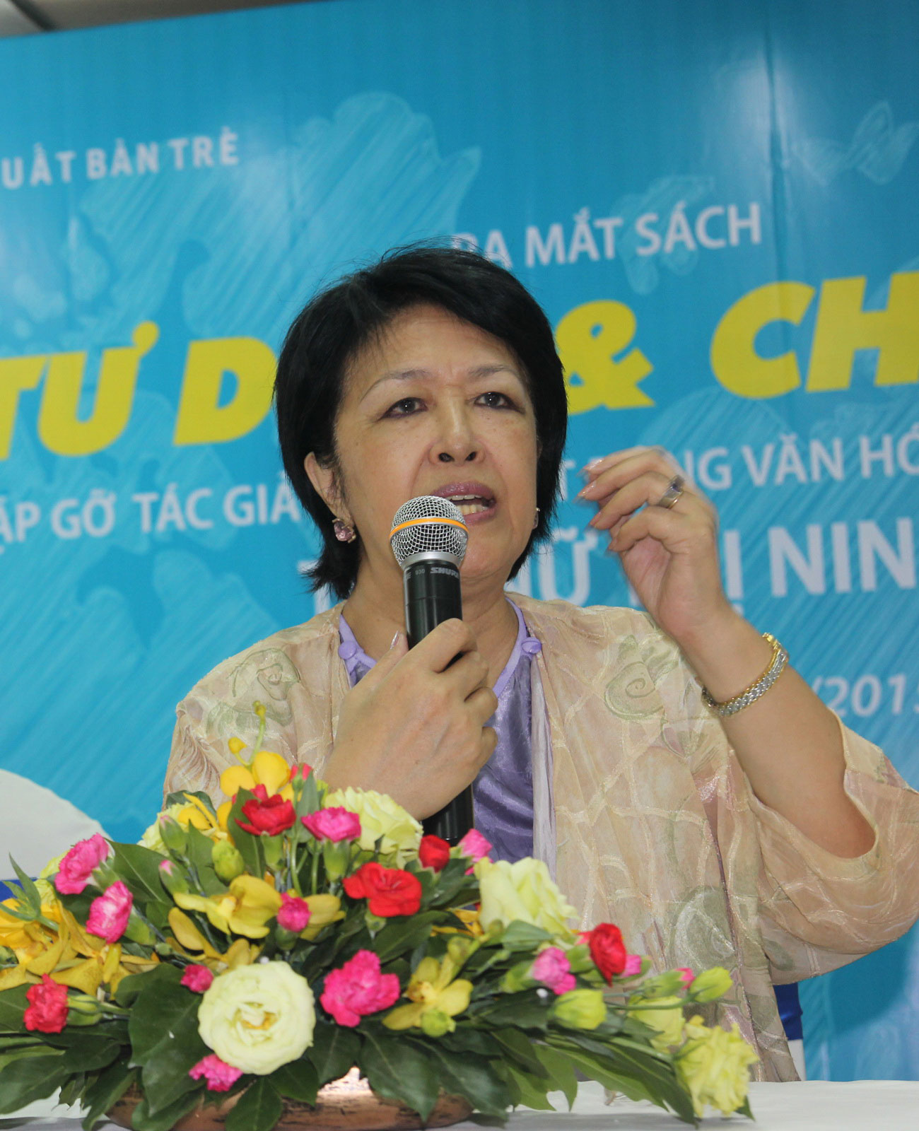 B&agrave; T&ocirc;n Nữ Thị Ninh giao lưu trong ng&agrave;y ra mắt s&aacute;ch