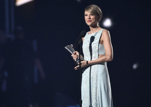 Mẹ con Taylor Swift tỏa sáng ở Academy of Country Music 2015