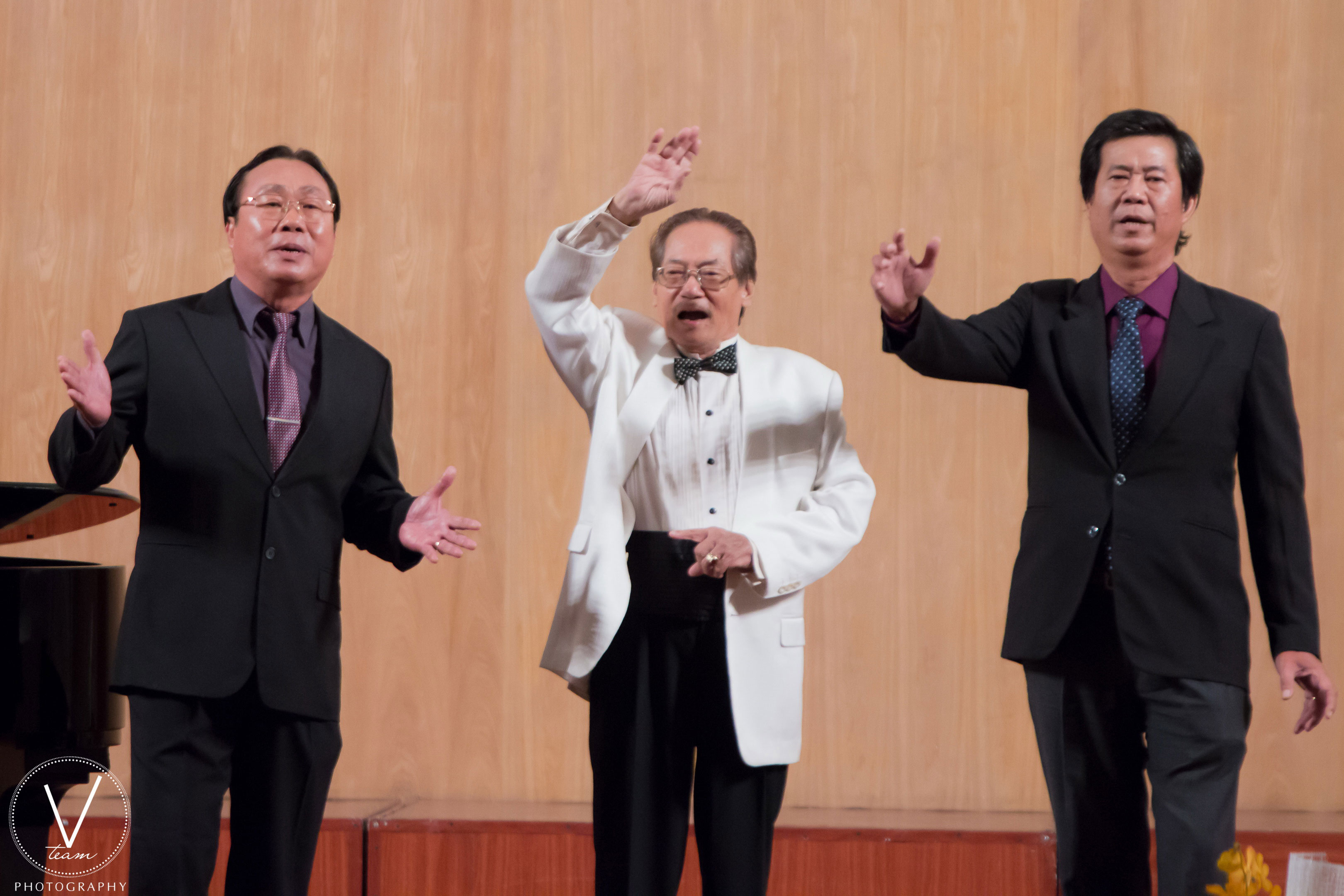 NSƯT Quốc Trụ (giữa) biểu diễn c&ugrave;ng học tr&ograve; trong đ&ecirc;m nhạc
Ảnh: V-TEAM PHOTOGRAPHY