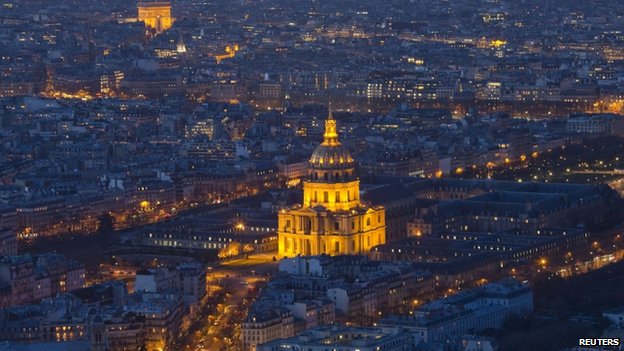 M&aacute;y bay kh&ocirc;ng người l&aacute;i được ph&aacute;t hiện gần bảo t&agrave;ng qu&acirc;n sự Invalides. Ảnh: Reuters
