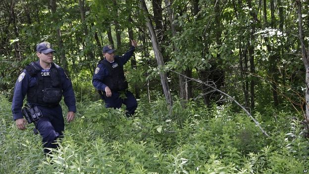 Cảnh sát đang tiếp tục truy lùng David Sweat. Ảnh: BBC