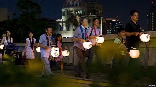 Kết th&uacute;c buổi lễ, người d&acirc;n sẽ thả đ&egrave;n lồng tr&ecirc;n s&ocirc;ng. Ảnh: Reuters