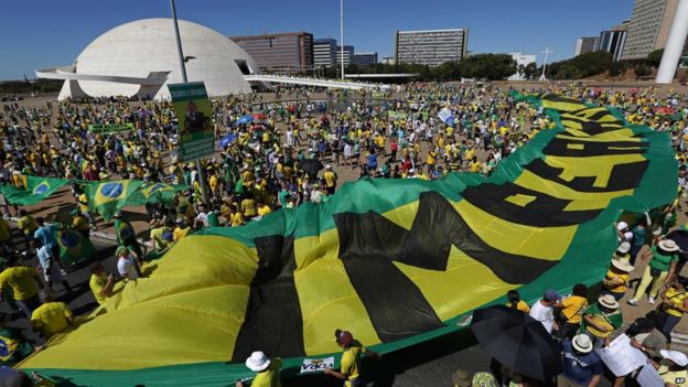 Nhiều người h&ocirc; vang khẩu hiệu &ldquo;b&agrave; Dilma từ chức&rdquo;. Ảnh: AP