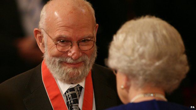 Oliver Sacks lúc nhận huân chương từ nữ hoàng Anh năm 2008