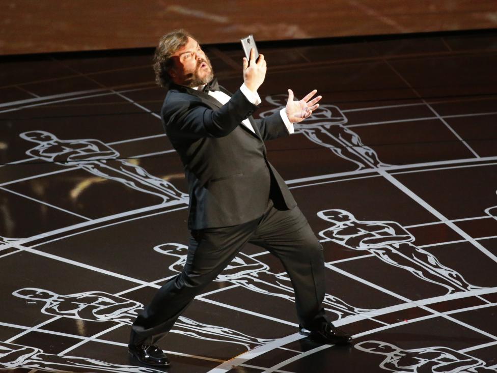 Jack Black tự sướng tr&ecirc;n s&acirc;n khấu Lễ trao Giải Oscar 2015
