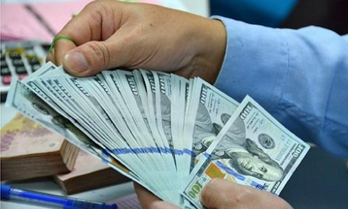 Không chỉ USD tại các điểm thu đổi ngoại tệ tăng giá mà USD niêm yết tại các ngân hàng cũng đụng trần biên độ 3%.