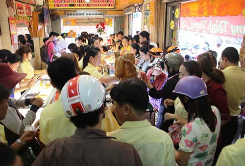 Kh&aacute;ch h&agrave;ng chờ mua v&agrave;ng tại một cửa h&agrave;ng ở TP HCM trong ng&agrave;y Thần T&agrave;i m&ugrave;ng 10 th&aacute;ng gi&ecirc;ng vừa qua Ảnh: L&ecirc; Phong