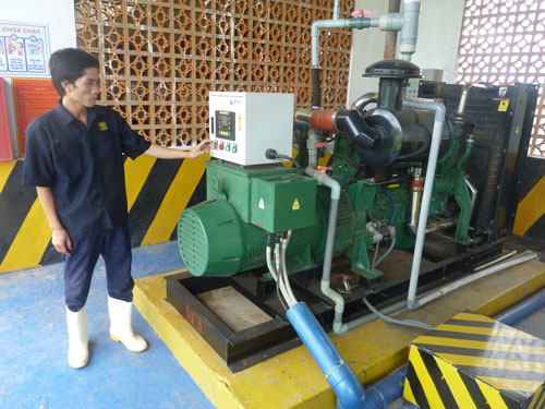Máy phát điện chạy bằng biogas tại trại heo