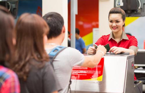 Khách hàng mua vé bay tại VietJet