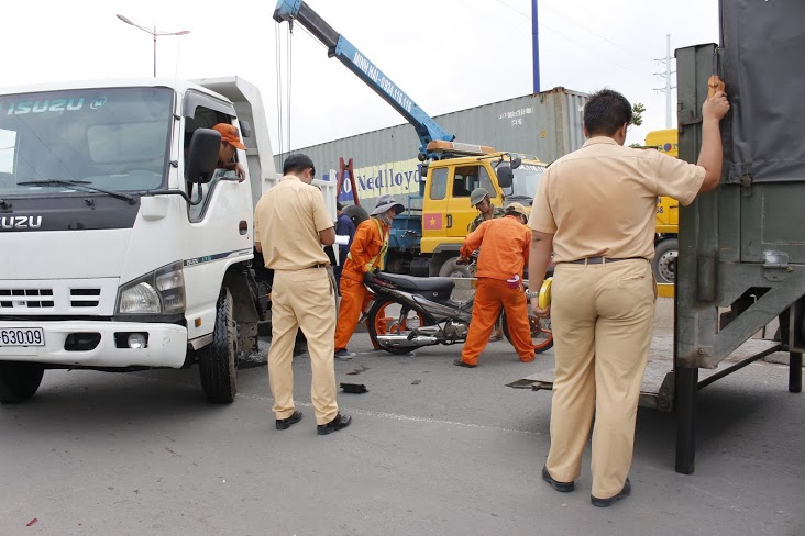 Đến 15 giờ 30, khi xe cứu hộ tới kéo xe tải đi giao thông Xa lộ Hà Nội (đoạn trước khu công nghệ cao) mới trở lại bình thường