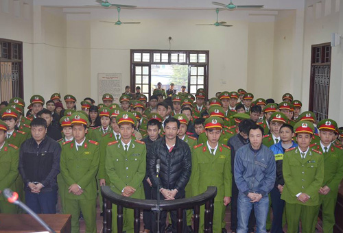 &Ocirc;ng tr&ugrave;m Vũ Ngọc Sơn (đứng giữa trước v&agrave;nh m&oacute;ng ngựa) c&ugrave;ng c&aacute;c đồng phạm trong đường d&acirc;y bu&ocirc;n b&aacute;n 541 b&aacute;nh heroin tại t&ograve;a