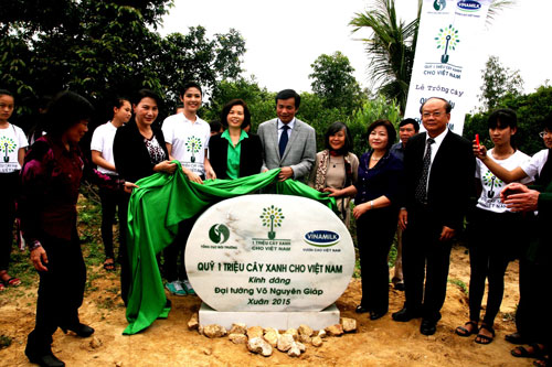 Quỹ 1 triệu c&acirc;y xanh cho Việt Nam d&acirc;ng tặng c&acirc;y xanh tại khu mộ Đại tướng V&otilde; Nguy&ecirc;n Gi&aacute;p