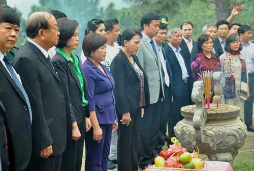 C&aacute;c đại biểu d&acirc;ng hương v&agrave; hoa tại mộ Đại tướng V&otilde; Nguy&ecirc;n Gi&aacute;p
