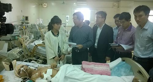 Ông Nguyễn Tiến Đông, Giám đốc PJICO Hà Nội, trao tiền bồi thường tạm ứng cho người nhà nạn nhân
