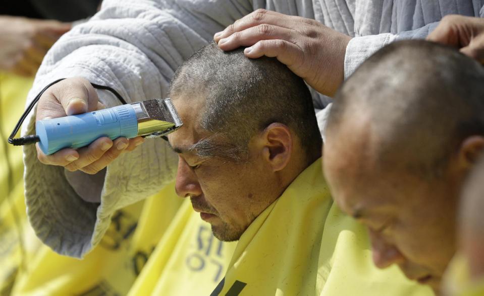 Người thân các nạn nhân phà Sewol cạo đầu. Ảnh: AP