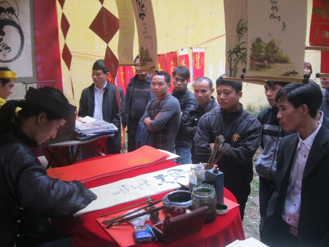 Tại l&ecirc;̃ h&ocirc;̣i Lim, có những c&acirc;u lạc b&ocirc;̣ thư pháp và thơ r&acirc;́t đ&ocirc;ng người d&acirc;n đ&ecirc;́n xin chữ