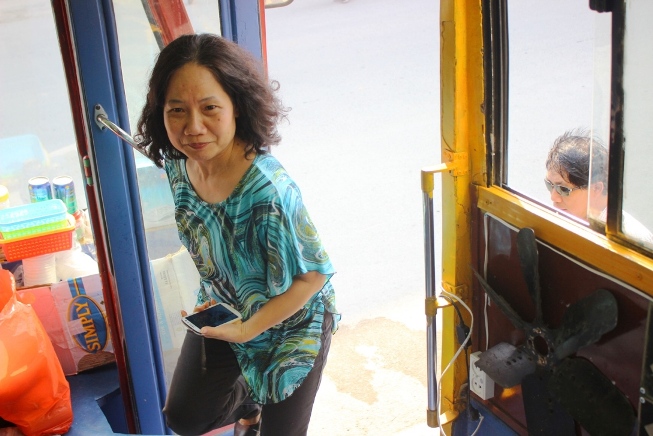 Những người trung ni&ecirc;n cũng tò mò với quán cà ph&ecirc; xe bu&yacute;t đ&ocirc;̣c đáo này