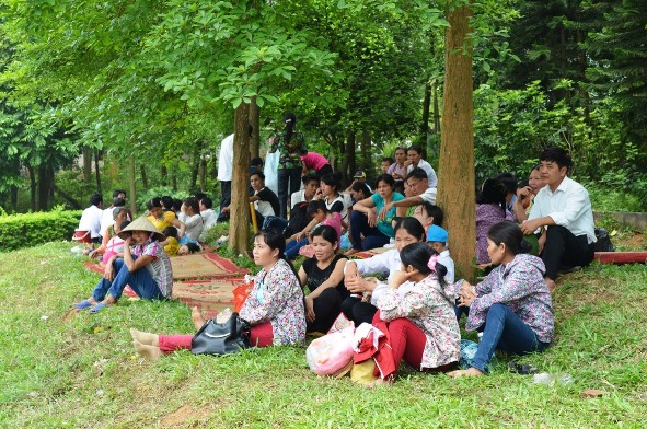 Dưới ch&acirc;n núi Nghĩa Lĩnh, hàng ngàn người d&acirc;n dải chi&ecirc;́u nghỉ tại đ&acirc;y chờ ngày chính h&ocirc;̣i đ&ecirc;̉ d&acirc;ng hương l&ecirc;n các Vua Hùng