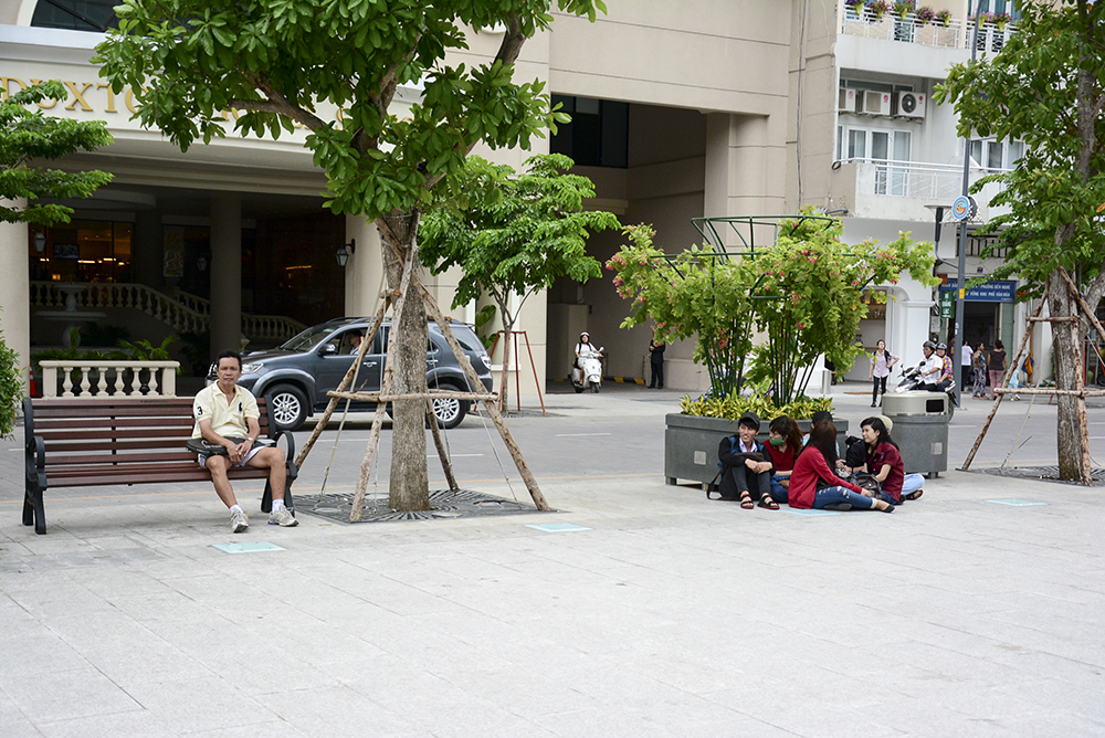 Hiện số lượng ghế lắp đặt c&ograve;n qu&aacute; &iacute;t so với nhu cầu của người d&acirc;n, du kh&aacute;c Ảnh: Thăng B&igrave;nh