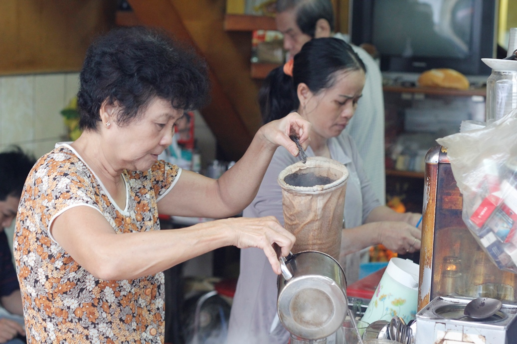 Qu&aacute;n c&agrave; ph&ecirc; vợt hiếm hoi ở TP HCM với tuổi đời hơn 60 năm. Ảnh: Phan Anh