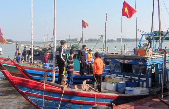 C&aacute;c t&agrave;u c&aacute; vi phạm khai th&aacute;c thủy hải sản bị lực lượng chức năng Thanh H&oacute;a bắt giữ. Ảnh Sở NN-PTNT cung cấp