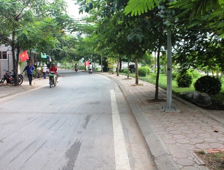 Đường Trịnh C&ocirc;ng Sơn d&agrave;i 900 m, rộng 9,5-12 m, k&eacute;o d&agrave;i từ ng&atilde; 3 ng&otilde; 612 Lạc Long Qu&acirc;n giao với dốc ng&atilde; 3 đ&ecirc; &Acirc;u Cơ (quận T&acirc;y Hồ)