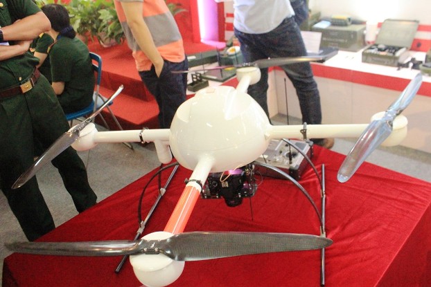 Một m&ocirc; h&igrave;nh m&aacute;y bay kh&ocirc;ng người l&aacute;i kh&aacute;c UAV MiCro DRONEs MD4. Đ&acirc;y là máy bay do thám chuy&ecirc;n quay phim, chụp ảnh truy&ecirc;̀n trực ti&ecirc;́p v&ecirc;̀ sở chỉ huy mặt đ&acirc;́t.