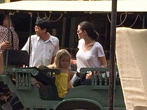 Angelina đưa con về Campuchia làm phim