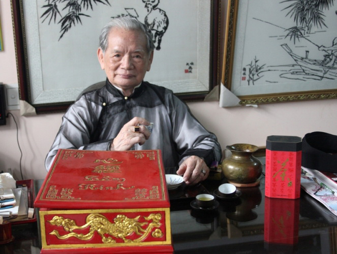 Nghệ nhân Lê Văn Kinh bên tác phẩm bản kinh “Bát Nhã Ba La Mật Đa Tâm Kinh” thêu tay đạt kỷ lục Việt Nam
Ảnh:
Cảnh Tăng