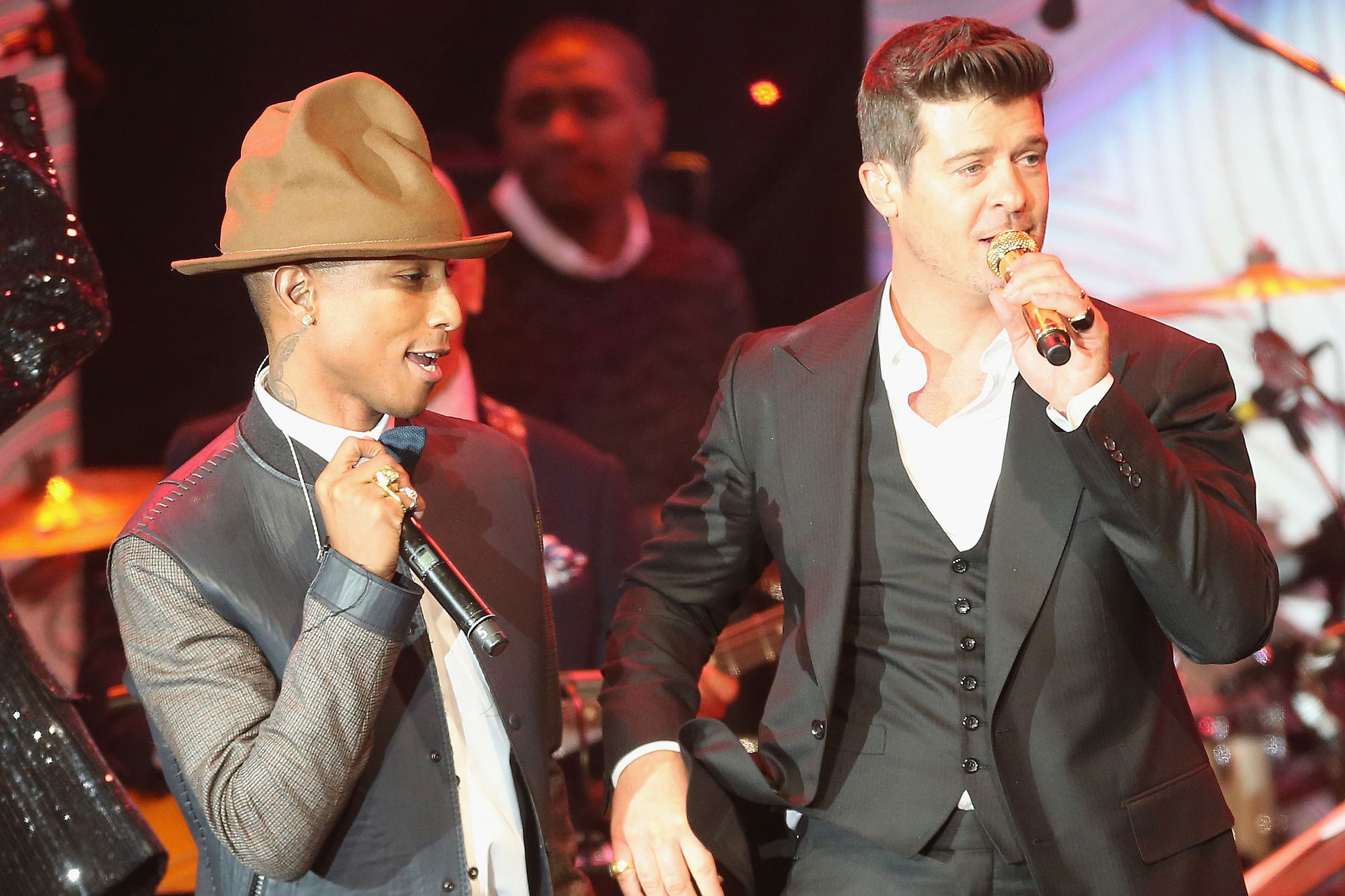 Pharrell Williams v&agrave; Robin Thicke phải bồi thường 7,4 triệu USD v&igrave; đạo nhạc Ảnh: REUTERS
