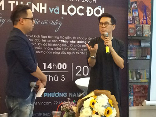 NSƯT Thành Lộc giao lưu với bạn đọc trong buổi ra mắt tự truyện Tâm thành và Lộc đời
