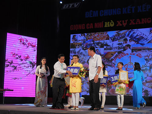 Bé Trần Thị Mỹ Dung đoạt giải quán quân cuộc thi “Hò, xự, xang, xê, cống” 2015