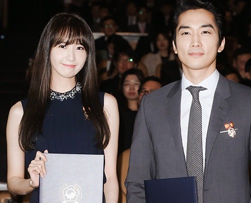 Song Seung Hun và Yoon A được biểu dương vì đóng thuế đầy đủ