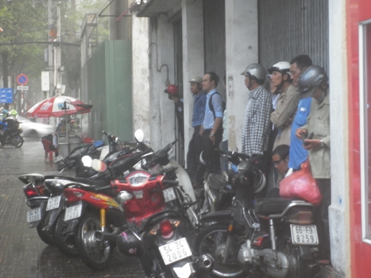 Bị mái hiên nhà đè chết khi đang trú mưa