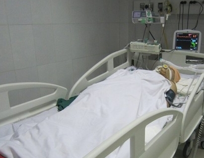 Ô tô tông xe máy, bỏ chạy và kéo lê cô gái suốt 500 m