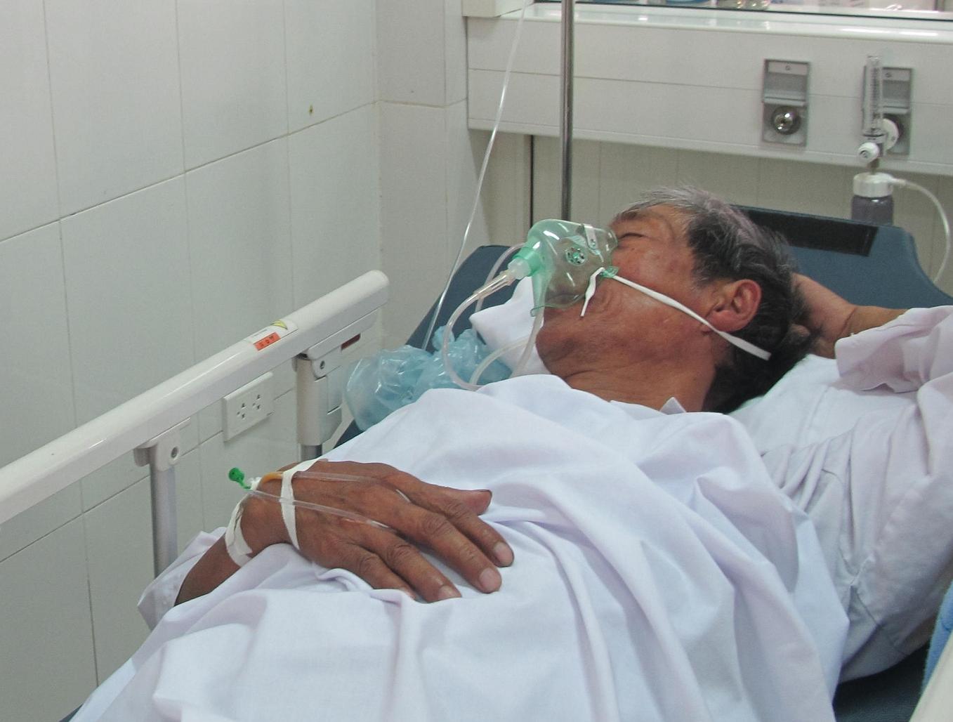 Ngư d&acirc;n bị ngộ độc đang được điều trị tại bệnh viện.