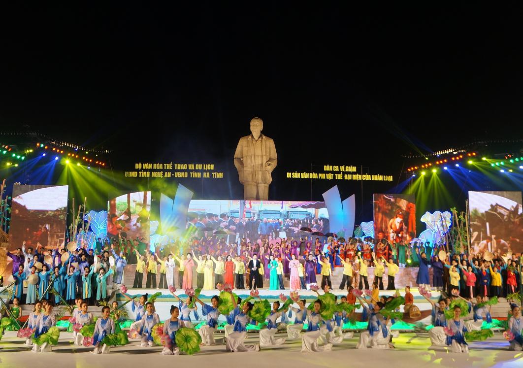 Tiết m&uacute;c d&acirc;n ca v&iacute;, giặm ho&agrave;nh tr&aacute;ng tại lễ đon bằng của UNESCO.