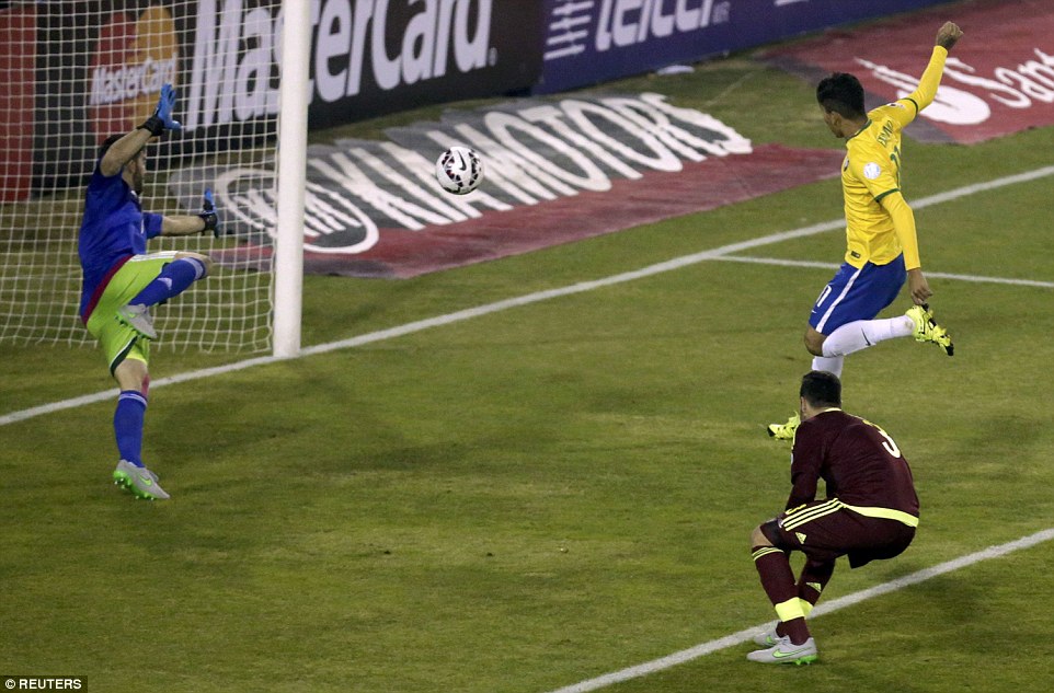 Firmino ghi b&agrave;n trong trận Brazil thắng Venezuela 2-1