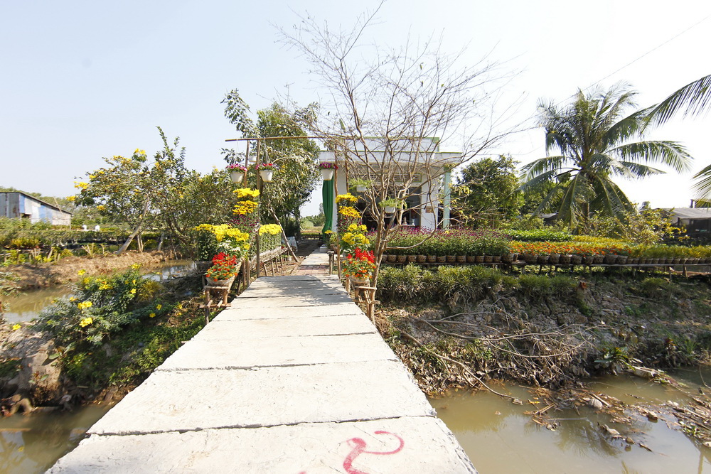 Những cổng ch&agrave;o của c&aacute;c hộ nh&agrave; vườn ở Sa Nhi&ecirc;n