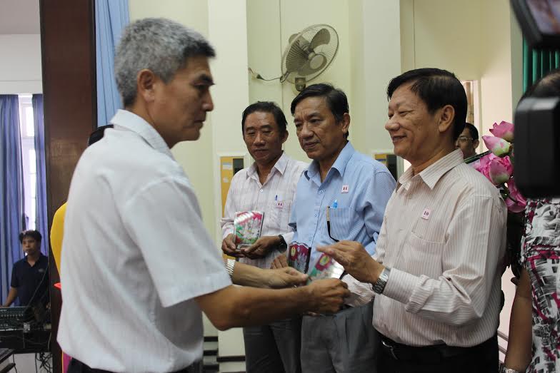 Ông Trương Canh Ba, Phó Chủ tịch UBND quận 5, TP HCM, tặng giấy khen cho cá nhân tích cực học tập Bác
