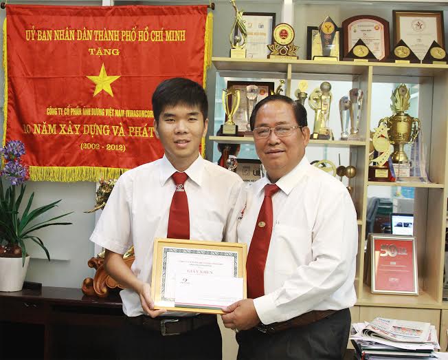 &Ocirc;ng Tạ Long Hỷ, Ph&oacute; Tổng gi&aacute;m đốc Thường trực Vinasun, trao giấy khen cho l&aacute;i xe Phạm Mạnh Cường