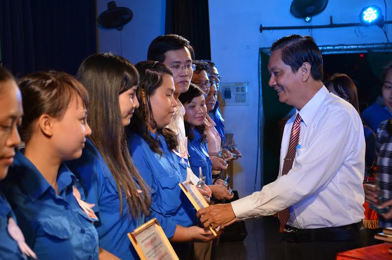 &Ocirc;ng Vũ Hữu Minh, Ph&oacute; B&iacute; thư Đảng ủy Khối D&acirc;n Ch&iacute;nh Đảng, TP HCM trao  giấy khen cho t&aacute;c giả c&aacute;c c&ocirc;ng tr&igrave;nh thanh ni&ecirc;n ti&ecirc;u biểu