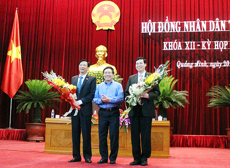 Phó Thủ tướng Phạm Bình Minh chúc mừng hai ông Nguyễn Văn Đọc, Nguyễn Đức Long giữ cương vị mới - Ảnh: Báo Quảng Ninh