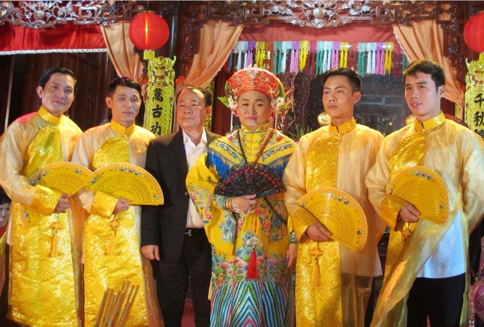 Nhiều bạn b&egrave; đ&atilde; gắn b&oacute; với NSƯT Xu&acirc;n Hinh trong việc thực hiện chương tr&igrave;nh h&aacute;t văn hầu đồng Th&aacute;nh Mẫu